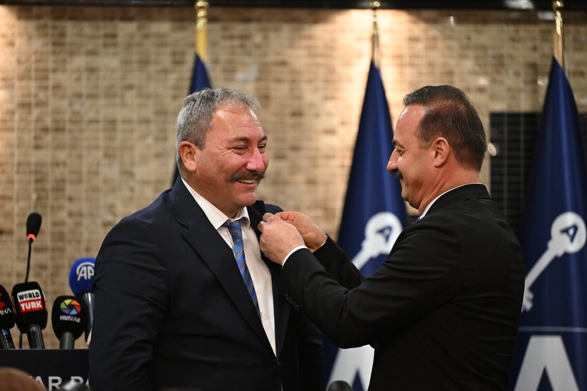 anahtarparti's tweet photo. Genel Başkanımız Sayın Yavuz Ağıralioğlu’nun gerçekleştirdiği basın toplantısının ardından, Sayın M. Tolga Akalın, parti rozetimiz ile ailemize katılımıştır.

Büyüyerek güçleniyoruz… https://t.co/n6YiDg8pBv