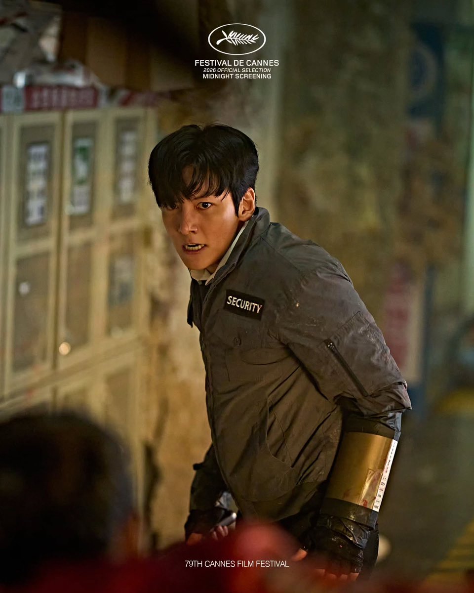 cw_8775's tweet photo. 260409

[OFFICIAL SELECTION]

79TH CANNES FILM FESTIVAL 🎬
OUT OF COMPETITION | MIDNIGHT SCREENINGS
COLONY🩸

[Photo Credit: Showbox]

#지창욱 #JiChangWook 
#스프링컴퍼니 #springcompany https://t.co/d0xtWg75GT