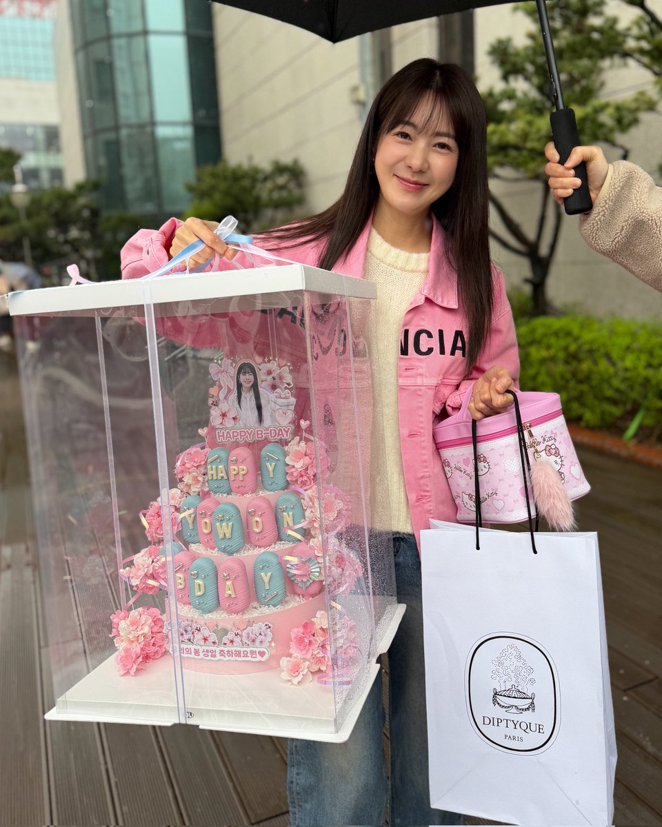 BullyaseongS's tweet photo. 요원님의 생일을 맞아 팬분들의 따뜻한 마음과 사랑을 담아, 벚꽃 향을 더한 팝시클 케이크와 향기로운 향수 선물을 전달했습니다. 🌸🎂

요원님의 생일을 진심으로 축하드리며, 함께해 주신 팬분들께 감사드립니다. 💕 https://t.co/wNQ0stZLrw