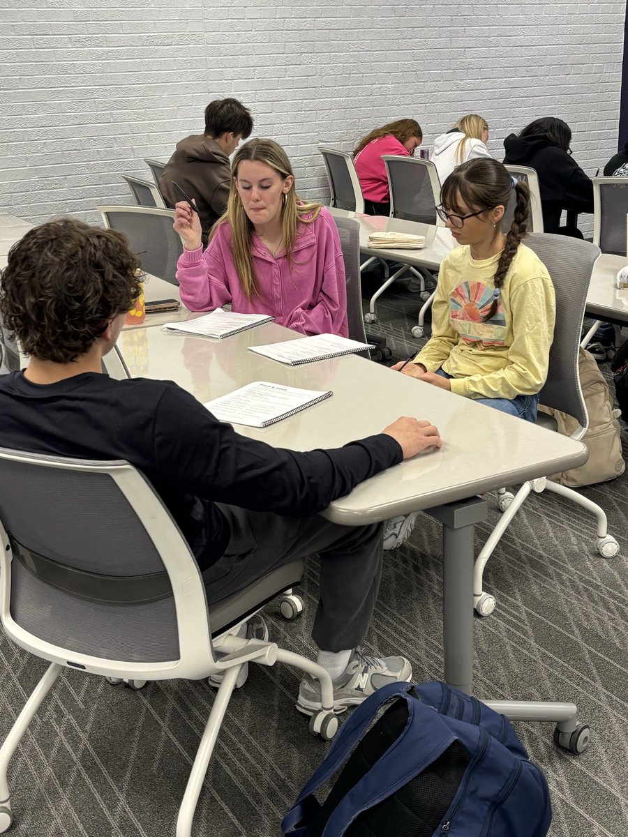 FranklinMADE_AD's tweet image. The Franklin M.A.D.E. Leadership group is putting in work - Focusing on Goal setting! #FranklinMADE #LeadersLEAD @fhspatriots @LivoniaDistrict