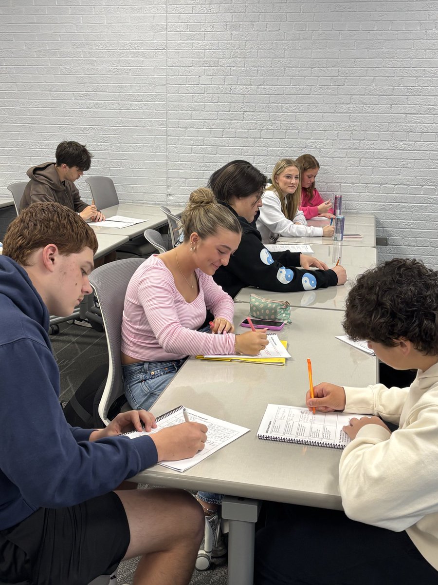 FranklinMADE_AD's tweet image. The Franklin M.A.D.E. Leadership group is putting in work - Focusing on Goal setting! #FranklinMADE #LeadersLEAD @fhspatriots @LivoniaDistrict