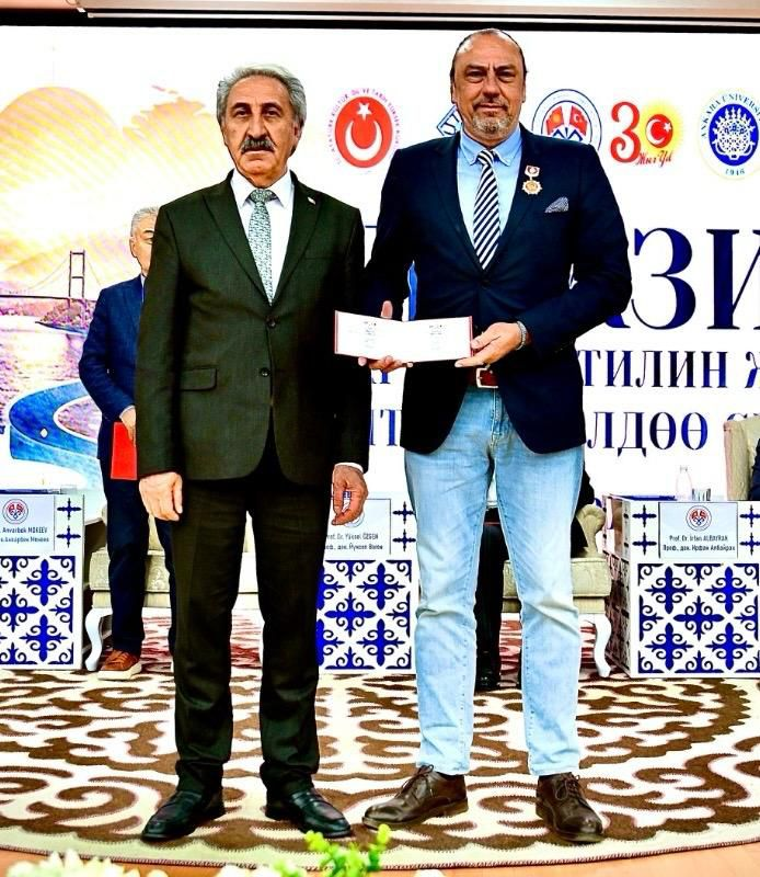 istanbul_tarih's tweet photo. Bölümümüz Eskiçağ Tarihi Anabilim Dalı öğretim üyesi Prof. Dr. Hamdi Şahin Kırgızistan-Türkiye Manas Üniversitesi tarafından Rektörlük Kararıyla Hizmet Madalyası ile onurlandırılmıştır.

Değerli hocamızı tebrik eder, başarılarının devamını dileriz. https://t.co/DeOcjYsHZj