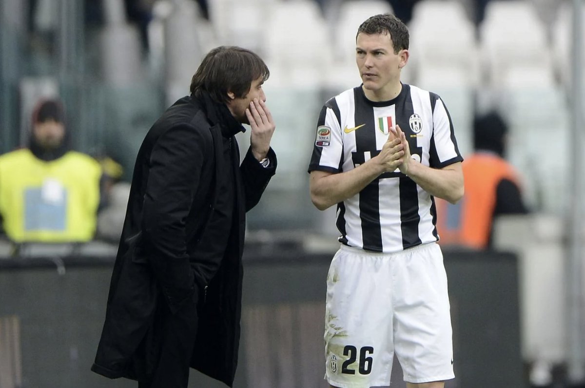 napolista's tweet image. #Lichtsteiner: “Se #Conte ti dice che vincerai, tu gli credi e basta. Mi ha segnato la cattiveria”.

Alla Gazzetta: "Penso a tutti gli allenamenti passati a provare le stesse giocate. Conte era sicuro dal primo giorno che avremmo vinto"

ilnapolista.it/2026/04/conte-…