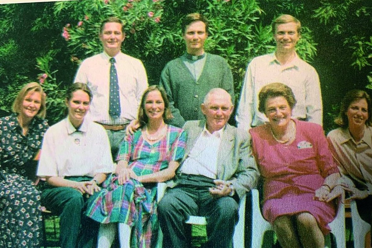 Piureman's tweet photo. Ya que para Sedini somos terroristas, aquí va el clásico reportaje de Rodrigo Alvarado sobre la familia Kast Rist, se lo regalo a Mara para su archivo
BONUS TRACK
Fotos para que las enmarque y las ponga en el velador:
Los dulces abuelitos Kast Rist, y el batallón de sus engendros https://t.co/GiWPQ1HkI5