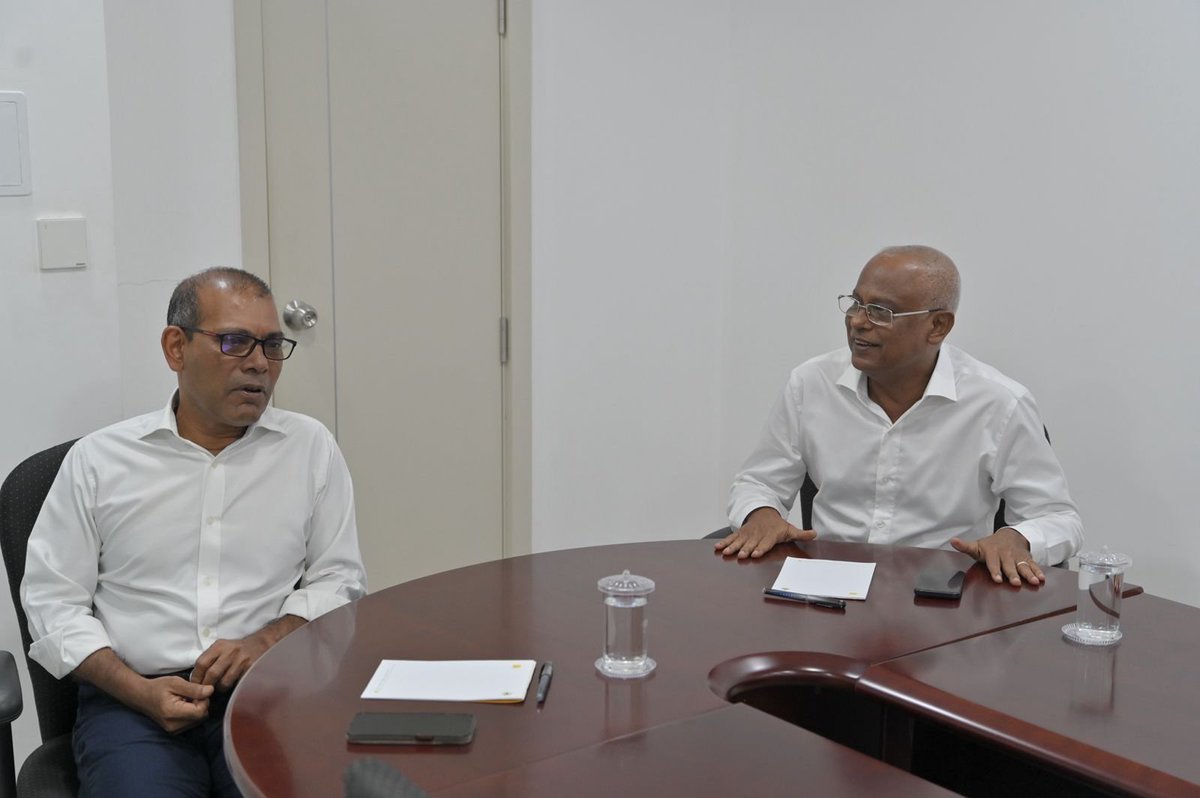 meemu_sapppe's tweet photo. ޒަރީރު އެބުނުއްވަނީ ތެދުޙަޤީގަތް ! ސައްޕެއާއެކު  އެބުރަ އަދި ކާމިޔާބު މަސައްކަތް ކުރެއްވި ހުރިހާ ބޭފުޅުންނަށް ފަށްފަށުން ޝުކުރިއްޔާ ! ކައުންސިލް އިންތިޚާބުގައި އެމްޑީޕީ އަށް ލިބިގެންދިޔަ  ރަންރީދޫ ބޮޑު ކާމިޔާބަކީ؛  ދެޕާޓީގުޅުވާލެވި ،
ރައީސް ނަޝީދު އެމްޑީޕީއާ ގުޅިވަޑައ��ގެން ދެރައީސުންގެ ގުޅުން އިއާދަވެ ބައްދަލުކުރައްވައި އަދި ކައުންސިލް އިންތިޚާބުގެ ކެމްޕެއިނަށް ނިކުމެވަޑައިގެން ދެރައީސުން ކުރެއްވި ކާމިޔާބު މަސައްކަތްތަކާއި ކެމްޕެއިން ނިންމާލުމަށް ބޭއްވި 
ހިނގާލުމުން ދެރައީސުން އެކީގައި ފެނިގެން ދިއުމުގެ އުފާވެރި ނަތީޖާ !
މީވަރަށް މަސައްކަތް ! އެމްޑީޕީގެ ފައުންޑަރ މެންބަރެއްގެ  ގޮތުން އަދި ދެރައީސުންގެ އެކުވެރިއެއްގެ ހައިސިއްޔަތުން ދެރައީސުން ގެ މެދުގައި ލައްކަ ވާހަކަތައް އަރިސްކޮށްދިނިން ! ދެޕާޓީ އެއްގަލަކަށް އަރުވަން ލައްކަ މަސައްކަތްކުރިން ! އެމްޑީޕީ އެންމެހައި މެންބަރުން މިކަމަށް ހެކިވާނެ ! ޝުކުރ��އްޔާ ރައީސް ނަޝީދު ! ޝުކުރިއްޔާ ރައީސް އިބޫ !
#MDPEkugaaGadhakoh
@MDPSecretariat @MohamedNasheed @ibusolih @abdulla_shahid