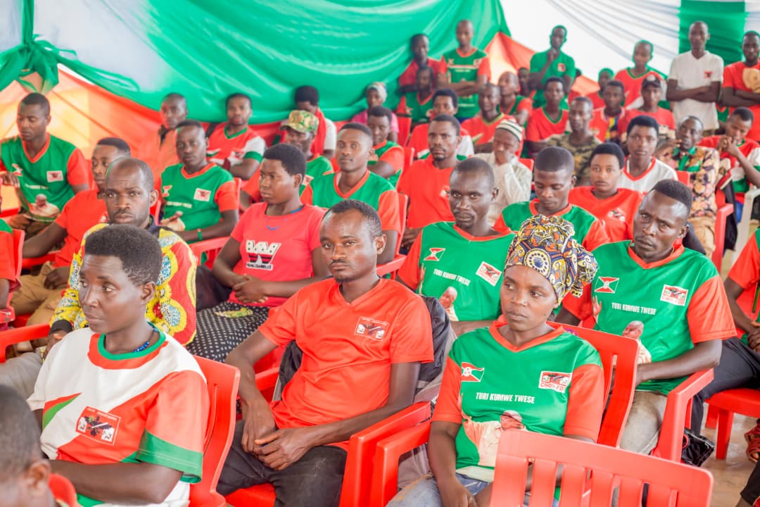 CnddFddGitega's tweet photo. Urwaruka rw’Imbonerakure mu makomine #Shombo na #Bugendana i @Gitega rwakarihirijwe ubwenge ku nyifato ibereye yoruranga; ruhamagarirwa gukunda igihugu rwisunze akarorero k’intwari. Rwavuye aho rwiyemeje gutera amavoka ibiti 5 kuri umwe wese. 🇧🇮🌱🌱
https://t.co/MK2PMDF5aK https://t.co/m81F1BI6Qm