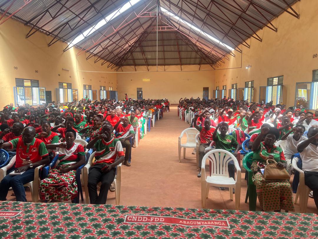 CnddFddGitega's tweet photo. Urwaruka rw’Imbonerakure mu makomine #Shombo na #Bugendana i @Gitega rwakarihirijwe ubwenge ku nyifato ibereye yoruranga; ruhamagarirwa gukunda igihugu rwisunze akarorero k’intwari. Rwavuye aho rwiyemeje gutera amavoka ibiti 5 kuri umwe wese. 🇧🇮🌱🌱
https://t.co/MK2PMDF5aK https://t.co/m81F1BI6Qm