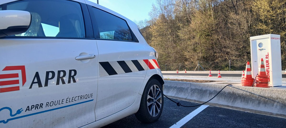 TML68_88's tweet photo. ⚠️ INFO CLIENTS - Tunnel M LEMAIRE
Un nouveau gonfleur de pneus est désormais disponible sur le parking de la plateforme Vosges. Il est adapté aux poids lourds et aux voitures.
Pensez à faire un check avant de repartir, c’est plus sûr ! ✅Bonne route avec #APRR
#ServicesClients https://t.co/4FufCXWLFw