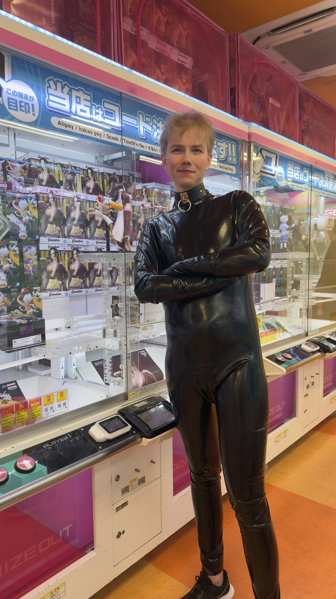 BrokenPeachTwnk's tweet image. The arcade is always fun but even more so in latex🖤🕹️

#latex #shinyfashion #tokyo #akihabara #publiclatex