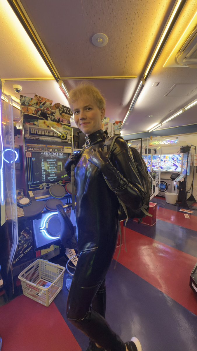 BrokenPeachTwnk's tweet image. The arcade is always fun but even more so in latex🖤🕹️

#latex #shinyfashion #tokyo #akihabara #publiclatex