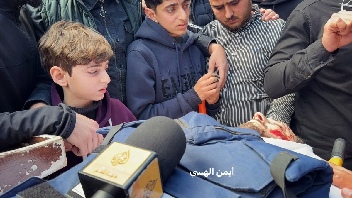 albaraa1ps's tweet photo. يا أبا سمير.. نظراتُ أبنائك في وداعِك تختصرُ المشهد!
لعنَ اللهُ قاتليك وأعوانَهم من حاضنتهم العربيةِ المُرتدّة؛
واللهِ ستُسألون، وأنتم خُصماؤُنا أمامَ اللهِ يا غُثاءَ السيل. https://t.co/cUqtKr5j9S