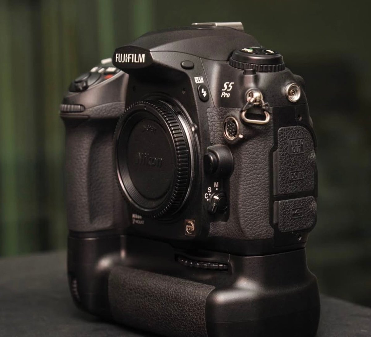 既に売れちゃってるけどS5pro にD200用のバッテリーグリップ+電池 
