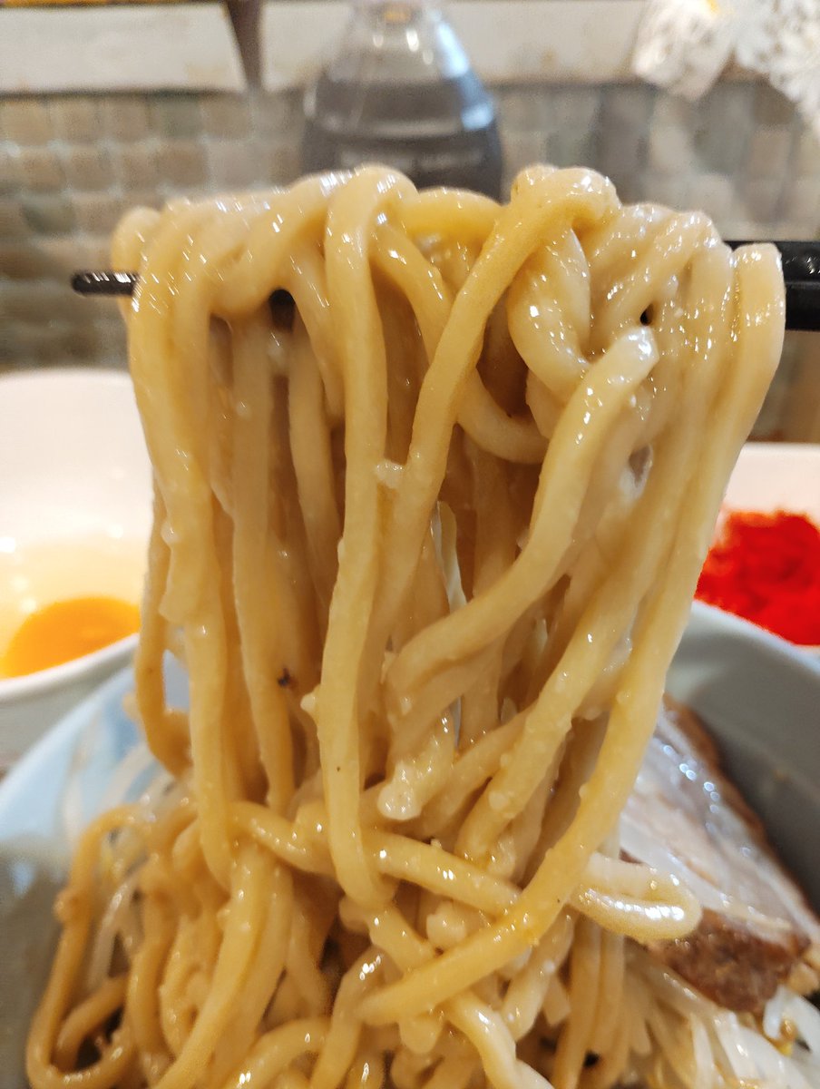 🍜ラーメン 豚好🍜
中汁なし【味噌・前麺】
山頂卵黄→お椀に全卵で🙇‍♂
TPかつおぶし紅生姜
タレ＋かつおぶし＋紅生姜＋卵でお好み焼き風なテイスト😆👍ワシムチ食感な極太前麺に絡んで美味すぃ～🥰最近から始めた『焼き』チャーシューは香ばしくて脂身ヤワヤワぁ🤩旨～い💕ごちそうサマタマ💯🈵💯🈵