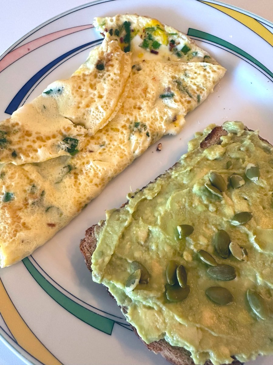 free_style_chef's tweet image. I put a lot of herbs in my omelet today and the flavor was quite refreshing. 

There’s also avocado toast. This batch of avocados is not as good. 

#brekkie #breakfast #eggs #bread