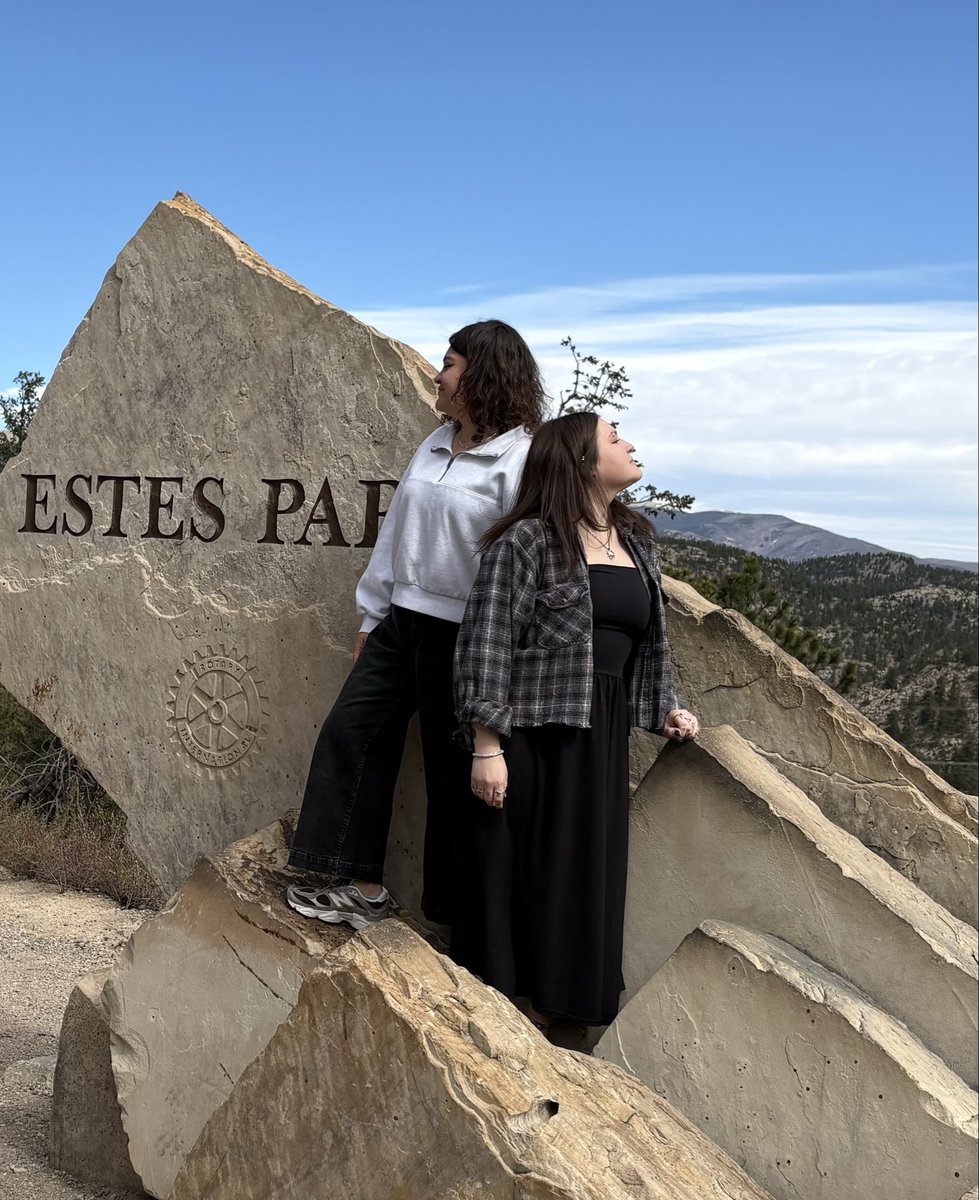 brittxbangtan's tweet photo. making my sister recreate this with me every time we visit 🙂‍↕️ https://t.co/dmbRfivuK5