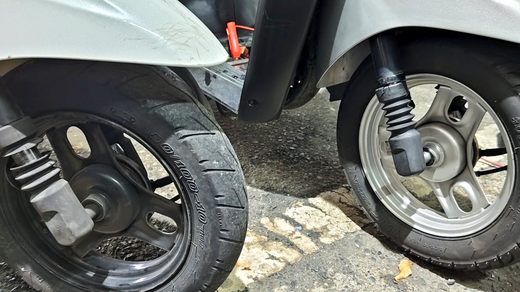 今日も1日お疲れさんでした！
先日仕入れたaf67トゥディ2台共フォークブーツが裂けてる💦
定番の交換部品エアクリ プラグ オイル にブーツも加えよう👍