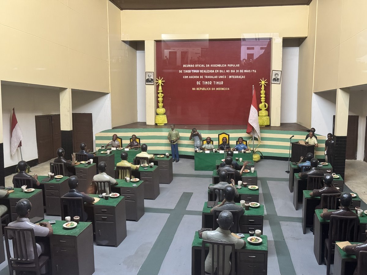 adriansyahyasin's tweet photo. Mungkin relate, tapi entah kenapa banyak sekali Museum yang menyajikan sejarah masa pasca Kemerdekaan Indonesia rata-rata hanya menerangkan sejarah mentok sampai Orde Baru

Baru minggu lalu ke Monas,  melihat museum di bawahnya like bjir sangat mengagungkan Orde Baru sekali dengan "integrasi" Timor Lestenya.

Diorama mentok sampai 1995 saja dengan "Kemajuan Teknologi N250", sudah hampir lebih lama waktu berlalu dari 1995 ke 2026 dari masa Orde Baru. Apakah gak ada niat untuk nambahin peristiwa sejarah yang lain kayak Reformasi?
