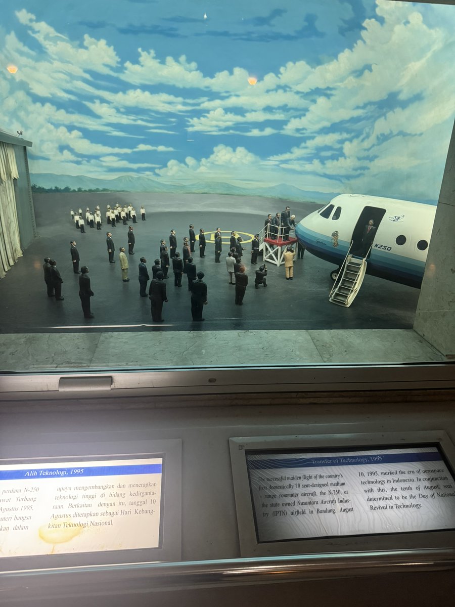 adriansyahyasin's tweet photo. Mungkin relate, tapi entah kenapa banyak sekali Museum yang menyajikan sejarah masa pasca Kemerdekaan Indonesia rata-rata hanya menerangkan sejarah mentok sampai Orde Baru

Baru minggu lalu ke Monas,  melihat museum di bawahnya like bjir sangat mengagungkan Orde Baru sekali dengan "integrasi" Timor Lestenya.

Diorama mentok sampai 1995 saja dengan "Kemajuan Teknologi N250", sudah hampir lebih lama waktu berlalu dari 1995 ke 2026 dari masa Orde Baru. Apakah gak ada niat untuk nambahin peristiwa sejarah yang lain kayak Reformasi?
