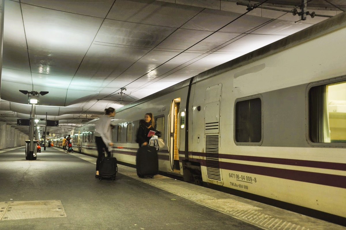 Mediarail's tweet image. L'agence publique Trafikverket s'est enfin décidée sur l'achat de trains de nuit et ses locomotives. Trafikverket jouera le rôle de loueur et signera un contrat avec un opérateur, qui pourrait ne pas être de facto l'entreprise publique SJ ⤵️
👉 mediarail.wordpress.com/2025/01/06/rai… #Railways