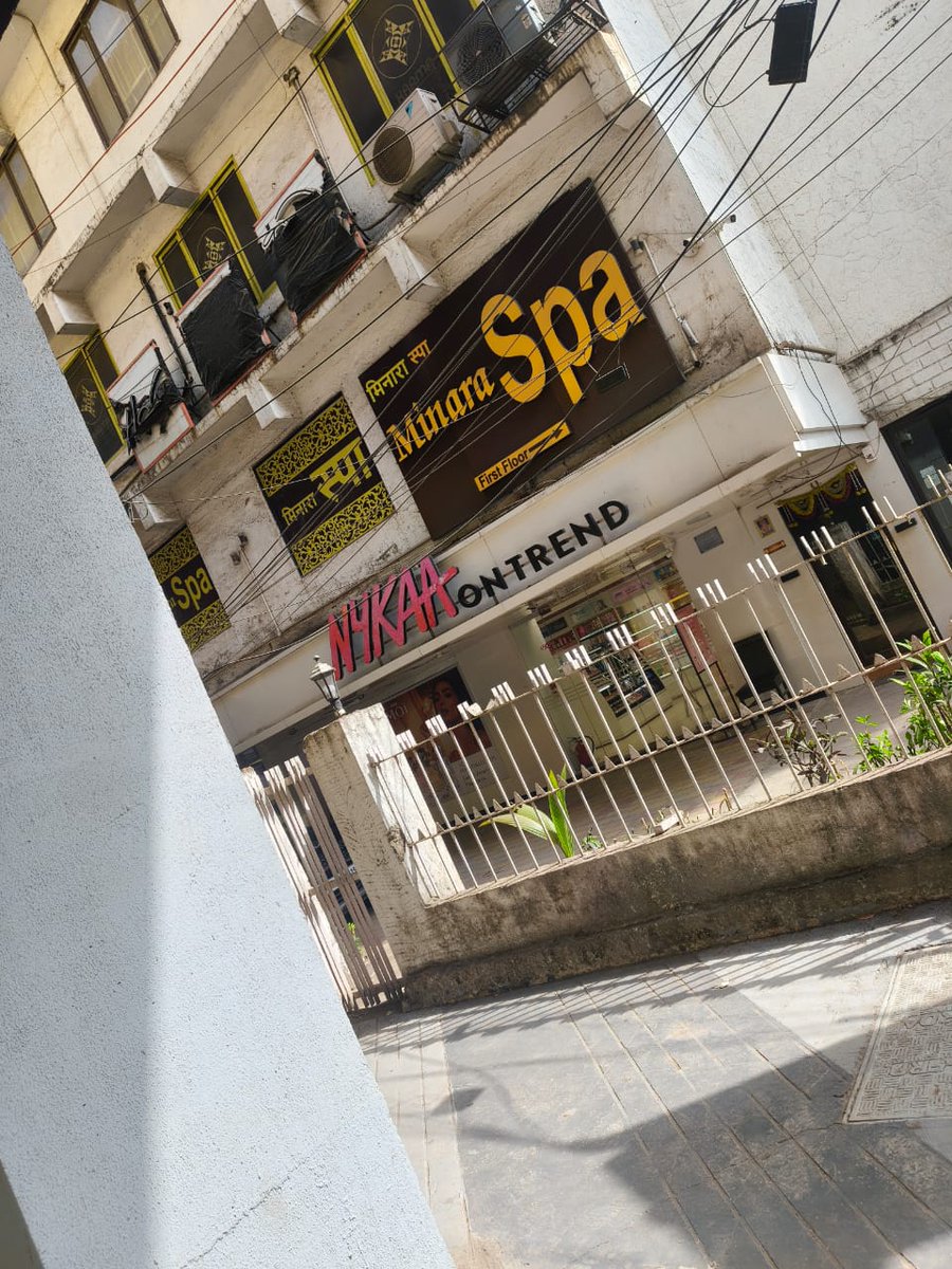 sayyed_altaf's tweet image. @ChemburPS Chembur Alert🚨
K Star Mall, Barrista Cafe के पास स्थित Minara Spa में सूत्रों के अनुसार ग्राहकों को अवैध “एक्स्ट्रा सर्विस” दी जा रही है।
यह सीधे कानून का उल्लंघन है।
@MumbaiPolice से निवेदन है कि तुरंत छापा मारकर सख्त कार्रवाई करें।
#Mumbai #Chembur #IllegalActivity