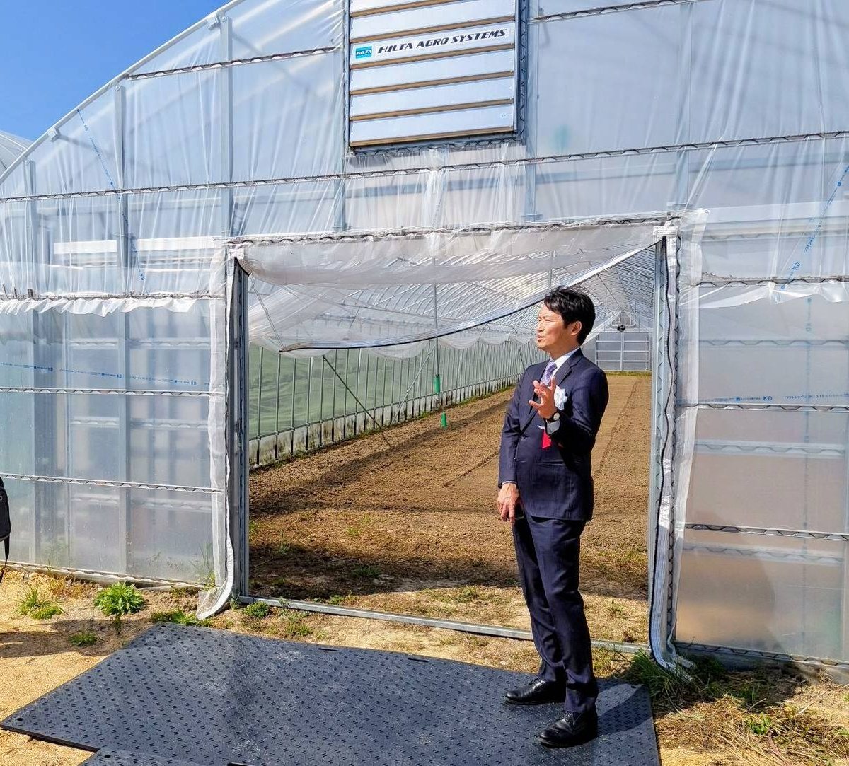 有機農業アカデミーの開講を迎えました。加西市の県立農業大学校内に、実習用のハウスやほ場を整備し、ミニトマトやほうれん草、ニンジンなどの栽培や経営管理を1年間学んで頂きます。4月に“有機農業等推進条例”を制定しました。持続可能な農業や農村社会を維持発展することが、食料安全保障や兵庫の美