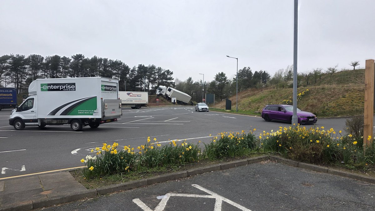 thomflaxman's tweet photo. This will be an interesting recovery operation. Tebay Services Southbound. https://t.co/kRMLMM1jyT
