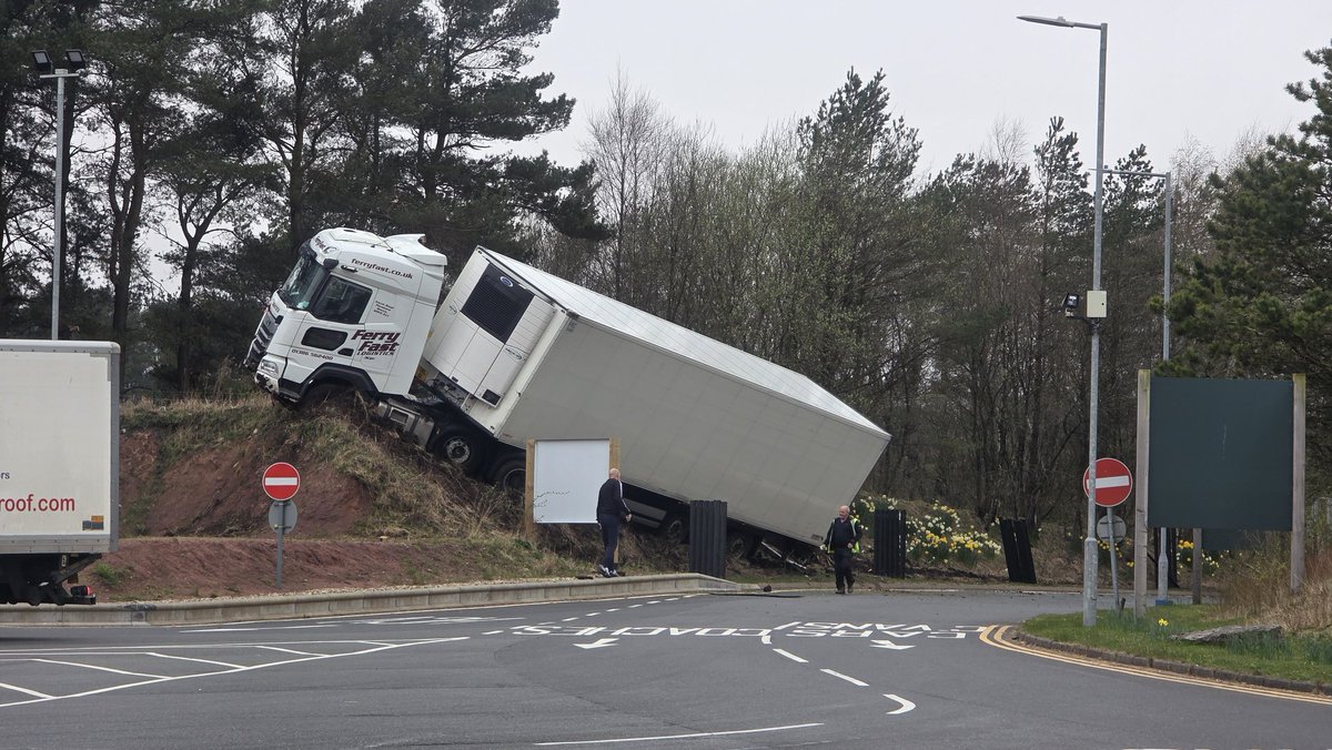 thomflaxman's tweet photo. This will be an interesting recovery operation. Tebay Services Southbound. https://t.co/kRMLMM1jyT