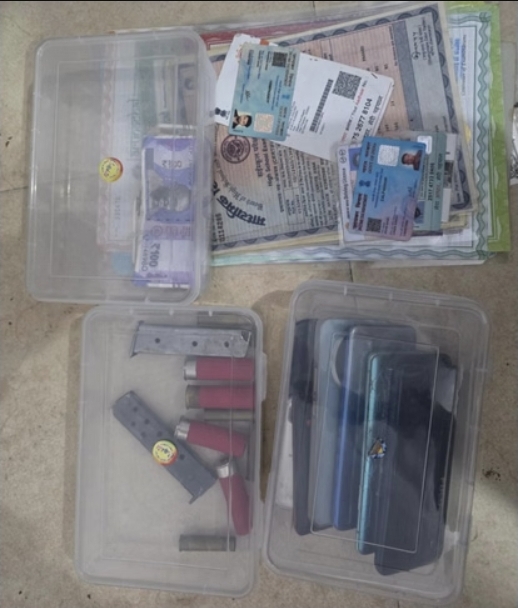 SudarshanNewsTV's tweet image. हरिगढ़ की अलीगढ़ मुस्लिम यूनिवर्सिटी (AMIU) में पढ़ने वाला शाहबाज मियां,
कमरे में किताबों के बजाय जमा कर रहा था कारतूस, और मैगजीनें,
अन्य दस्तावेजों के साथ बरामद हुए नकली नोट भी, 
बड़ा सवाल- कौन था टारगेट पर ?

#AMU #Crime #Weapon