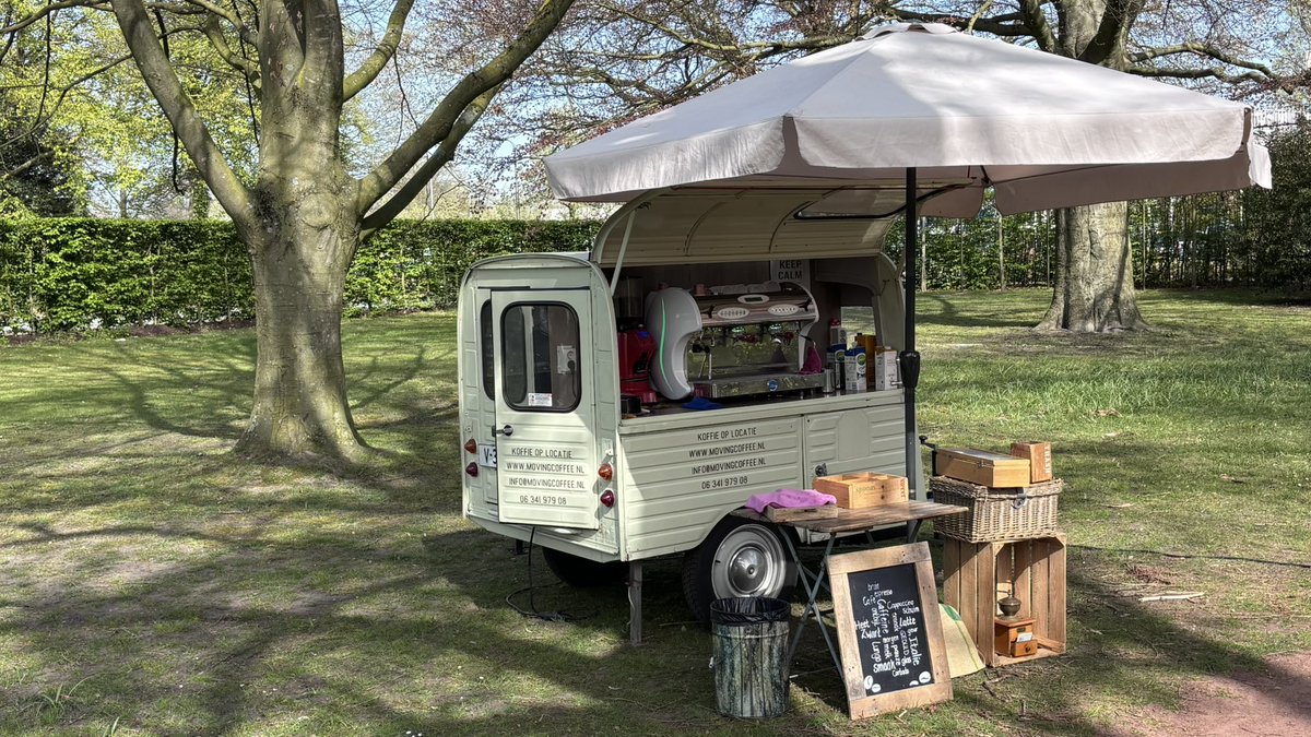 movingcoffee_nl's tweet photo. Vanmorgen alweer vroeg op pad om de fils te trotseren om op tijd in Tilburg te zijn om de koffie met brownies te verzorgen op een uitvaart bij de Hasseltse kapel aan het Hasseltplein.

#koffieoplocatie #koffiebarhuren #koffieopuitvaart #koffiekar #koffiekarhuren https://t.co/Msa95TmPlR
