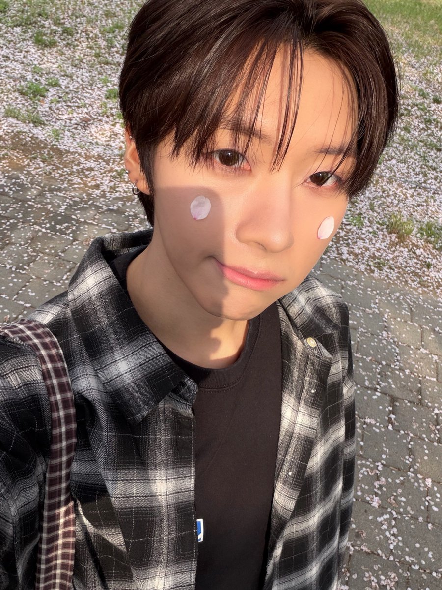 ADAP_offcl's tweet image. 𝓢𝓹𝓻𝓲𝓷𝓰 𝓭𝓪𝔂🌸

#ADAP #에이댑
#효태 #HYOTAE
#ALL_DREAMS_ARE_POSSIBLE