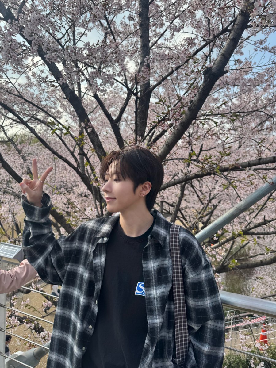 ADAP_offcl's tweet image. 𝓢𝓹𝓻𝓲𝓷𝓰 𝓭𝓪𝔂🌸

#ADAP #에이댑
#효태 #HYOTAE
#ALL_DREAMS_ARE_POSSIBLE