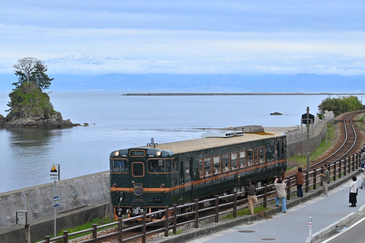 WADADA64024059's tweet photo. 先日、富山県まで行ってきました～🚙
有名な雨晴海岸で撮り鉄🚃
あいにくの天気で立山連峰は少ししか見えなかったのが心残りですが😭
でも素敵な「べるもんた」と会えてよかったです😚

#べるもんた
#氷見線
#雨晴海岸
#立山連峰
#富山県 https://t.co/PAIHjiuAwI