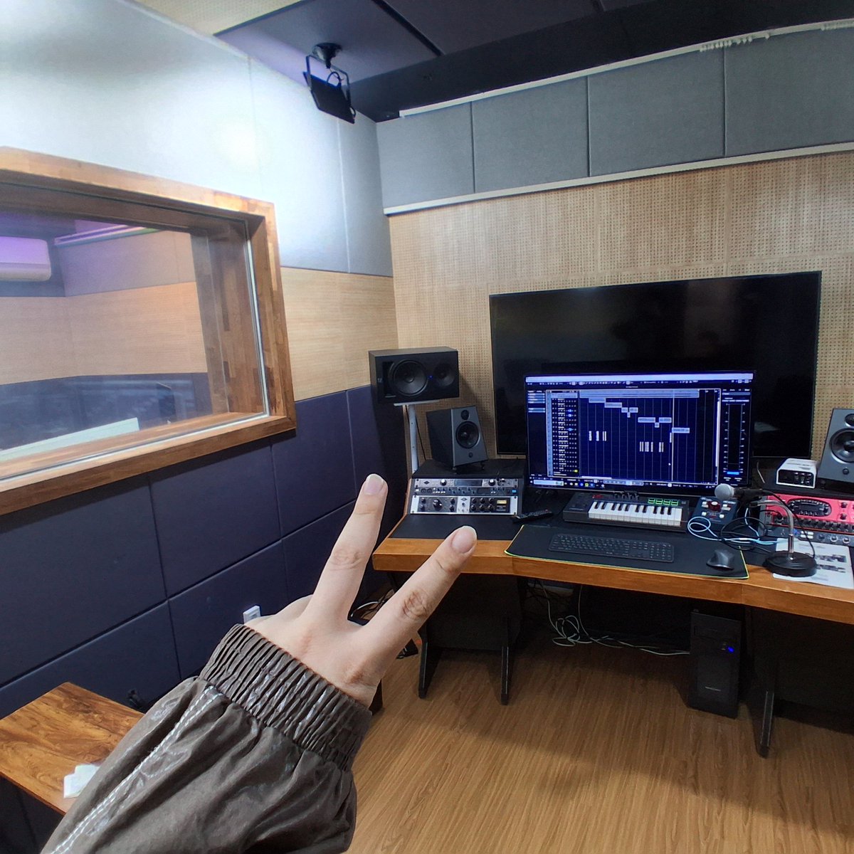 geumdaeyan70449's tweet photo. 휴가나온 우물님과 오랜만에 작실에서 자작곡 작업했습니다!

2시간만에 만든 비트와 30분만에 만들어진 벌스의 만남으로 생긴 8만원짜리 번개곡임..

솔직히 근데 또 하고싶어요 https://t.co/5ynI6wplmN
