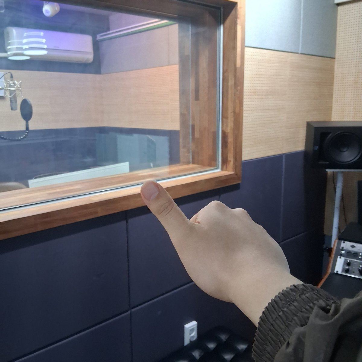 geumdaeyan70449's tweet photo. 휴가나온 우물님과 오랜만에 작실에서 자작곡 작업했습니다!

2시간만에 만든 비트와 30분만에 만들어진 벌스의 만남으로 생긴 8만원짜리 번개곡임..

솔직히 근데 또 하고싶어요 https://t.co/5ynI6wplmN