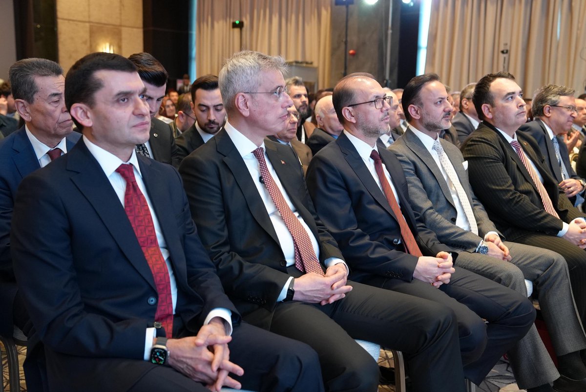 drmemisoglu's tweet photo. 📍Özbekistan

İlmin ve irfanın kadim şehri Semerkant’ta, II. Türk Dili Konuşan Devletler Onkologlar Kongresi vesilesiyle bilim insanlarımızla bir aradayız.

Kanserle mücadelede hayati öneme sahip olan yerli CAR-T hücre tedavimizden Ulusal Gen Bankası projemize, millî gururumuz GÖKBEY Ambulans Helikopterimizden yerli tıbbi cihazlarımıza kadar tüm teknolojik imkânlarımızı ve ‘Üreten Sağlık’ vizyonumuzu kardeş ülkelerimizle paylaştık.

Bu vizyonun en somut adımı olarak; Türk Devletleri Teşkilatı çatısı altında, Bakanlığımıza bağlı kuruluşlarımız USHAŞ ve TÜSEB’in koordinasyonunda kurulacak “Bölgesel Sağlık İş Birliği Ağı” projesini var gücümüzle destekliyoruz.

Kongrenin gönül coğrafyamızda yeni bilimsel iş birliklerine kapı aralamasını diliyor; tüm katılımcılara, bilim insanlarımıza ve meslektaşlarımıza teşekkürlerimi sunuyorum. Hayırlara vesile olsun.
