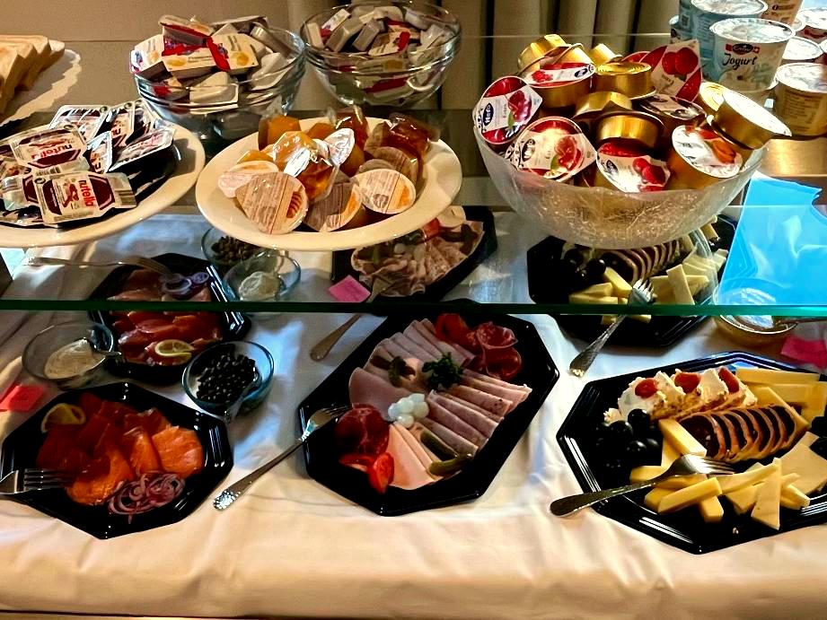 LighthouseZH's tweet photo. Osterbrunch im Zürcher Lighthouse 🌷
Gemeinsame Momente mit unseren Bewohner:innen und ihren Angehörigen – voller Wärme, Nähe und Menschlichkeit.

Danke an unser Küchenteam und alle, die das möglich gemacht haben. 💛
#ZürcherLighthouse #Ostern #PalliativeCare https://t.co/WsUf4YlIyq