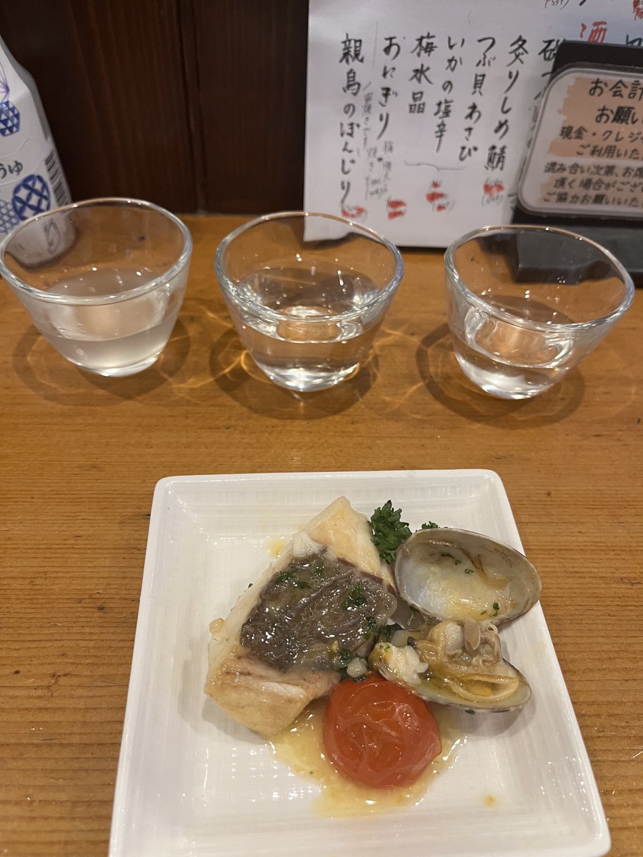 これお店のサービス200円。気の利いたもの食べさせてくれる。そうそう同じフロアのネイルの方、物凄い美人。しかもスタイルが。最近挨拶交わすようになった。会うと得した気分。
