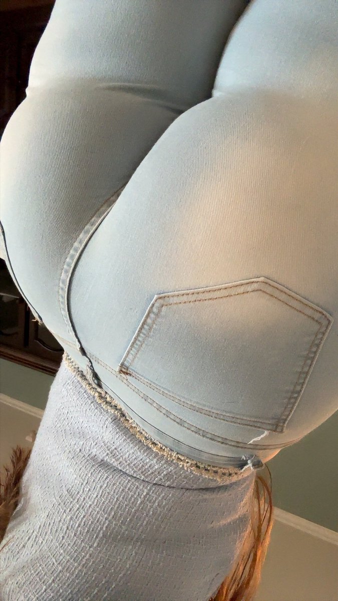 minawawawaw's tweet photo. I like light blue alot https://t.co/qgQjhfL5o2