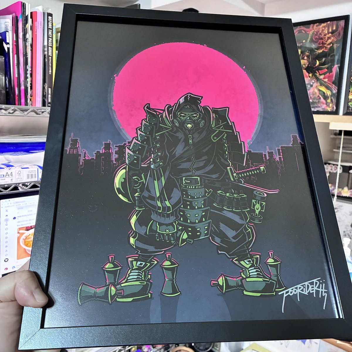JAIBON_0208's tweet photo. 先日日本橋で開催されていたグループ展【めどる】の戦利品！学生時代からずっと大好きで憧れまくっているFOORIDERさんのステッカーと額装イラスト購入してきた…！ホント最高すぎて😇 #めどる #モモモグラ https://t.co/zn952LQO5B