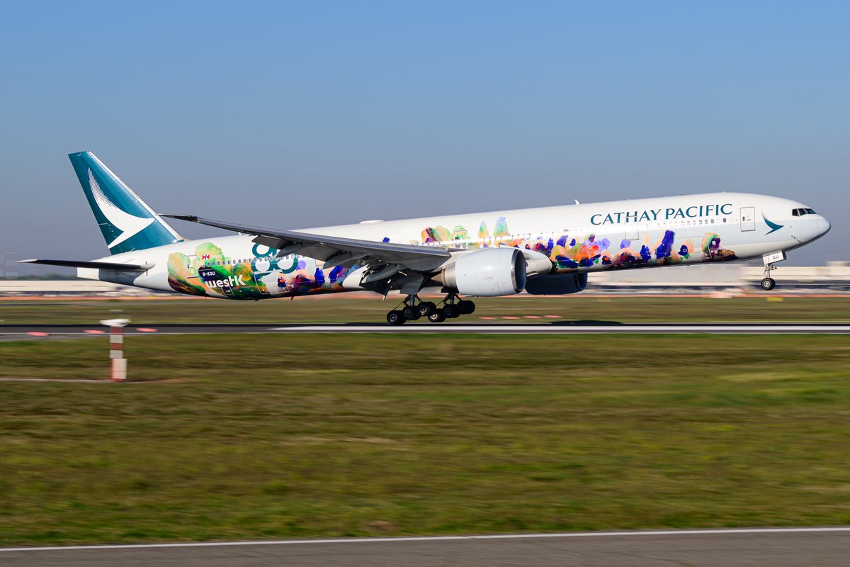 airwaysmagazine's tweet image. First visit at Malpensa for the latest Cathay special

📸: @LorenzoGiacobbo / Airways         

#cathaypacific #boeing #avgeek
