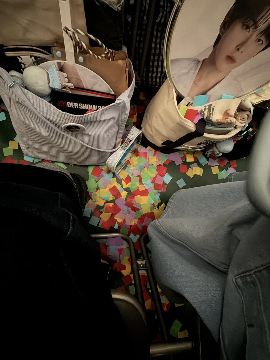 わー塊だーとれるかなーって手伸ばして取ろうとしたら爆発しました🥹おかげで足元もバッグの中もカラフルです🥹🫶

 #EIEN_TOKYO_0409