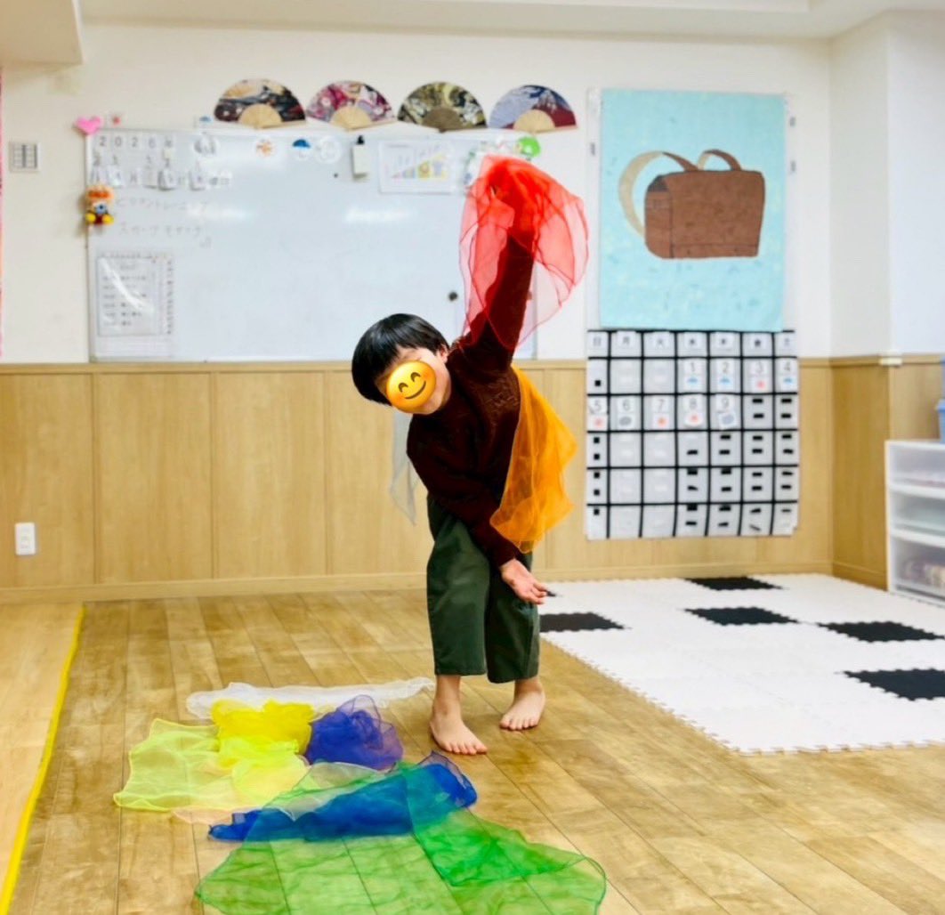 firstdream_21's tweet photo. 🧑🏻‍浅草橋教室🧒🏻
2026.4.9(木)
『スカーフキャッチ』🌈
舞い上がる色鮮やかなスカーフの中から、指定された色を瞬時に見つけてキャッチ‼️ 🫴✨
「よく見る👀」ことで集中力や視空間認知能力を育みました🙌

▽ファーストシーンドリームの詳細はこちら！
https://t.co/694S4VXsDC

#放デイ #療育 https://t.co/I2ViQw87JT
