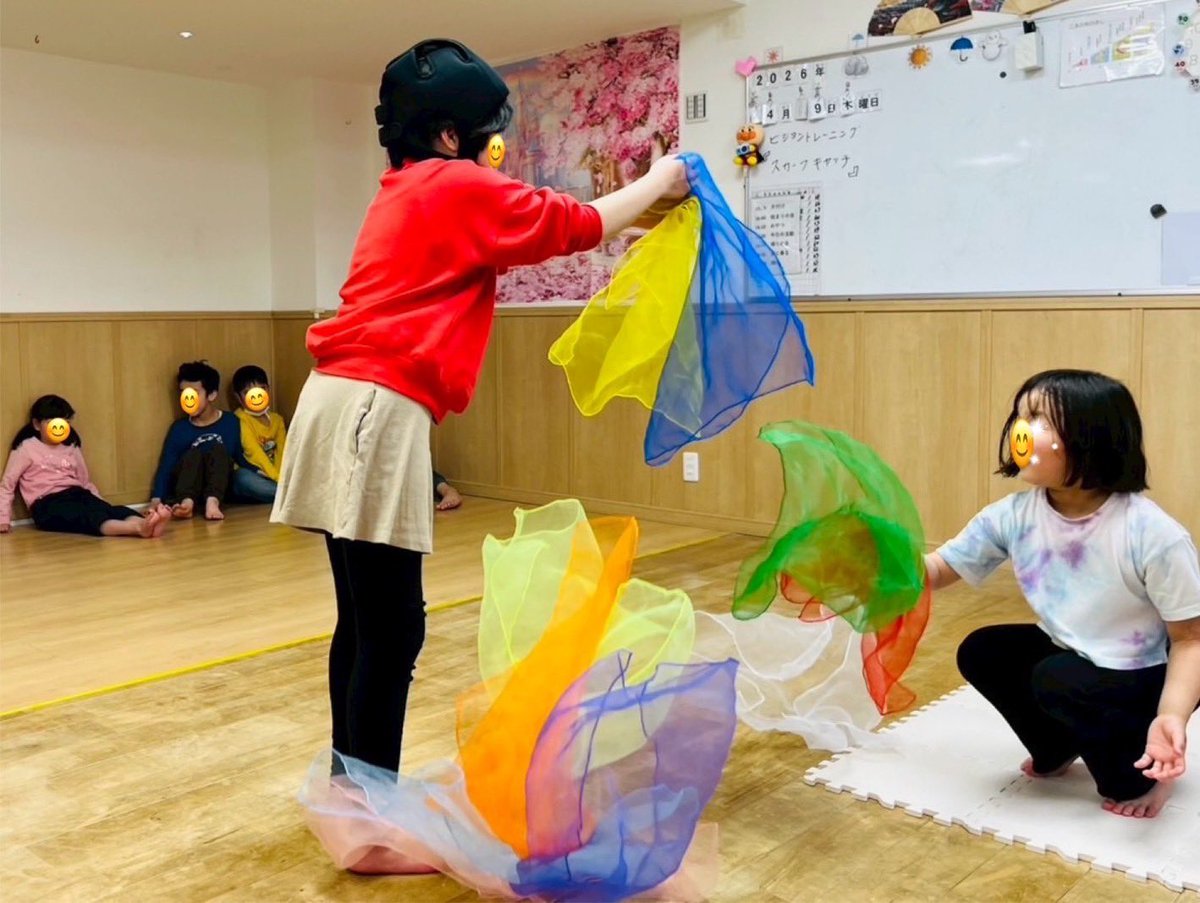 firstdream_21's tweet photo. 🧑🏻‍浅草橋教室🧒🏻
2026.4.9(木)
『スカーフキャッチ』🌈
舞い上がる色鮮やかなスカーフの中から、指定された色を瞬時に見つけてキャッチ‼️ 🫴✨
「よく見る👀」ことで集中力や視空間認知能力を育みました🙌

▽ファーストシーンドリームの詳細はこちら！
https://t.co/694S4VXsDC

#放デイ #療育 https://t.co/I2ViQw87JT