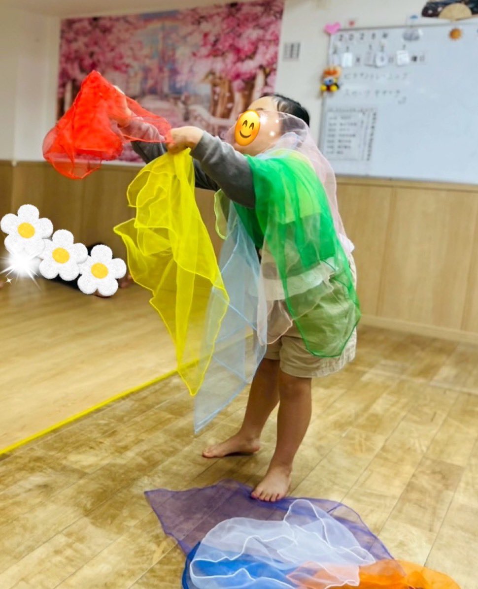 firstdream_21's tweet photo. 🧑🏻‍浅草橋教室🧒🏻
2026.4.9(木)
『スカーフキャッチ』🌈
舞い上がる色鮮やかなスカーフの中から、指定された色を瞬時に見つけてキャッチ‼️ 🫴✨
「よく見る👀」ことで集中力や視空間認知能力を育みました🙌

▽ファーストシーンドリームの詳細はこちら！
https://t.co/694S4VXsDC

#放デイ #療育 https://t.co/I2ViQw87JT