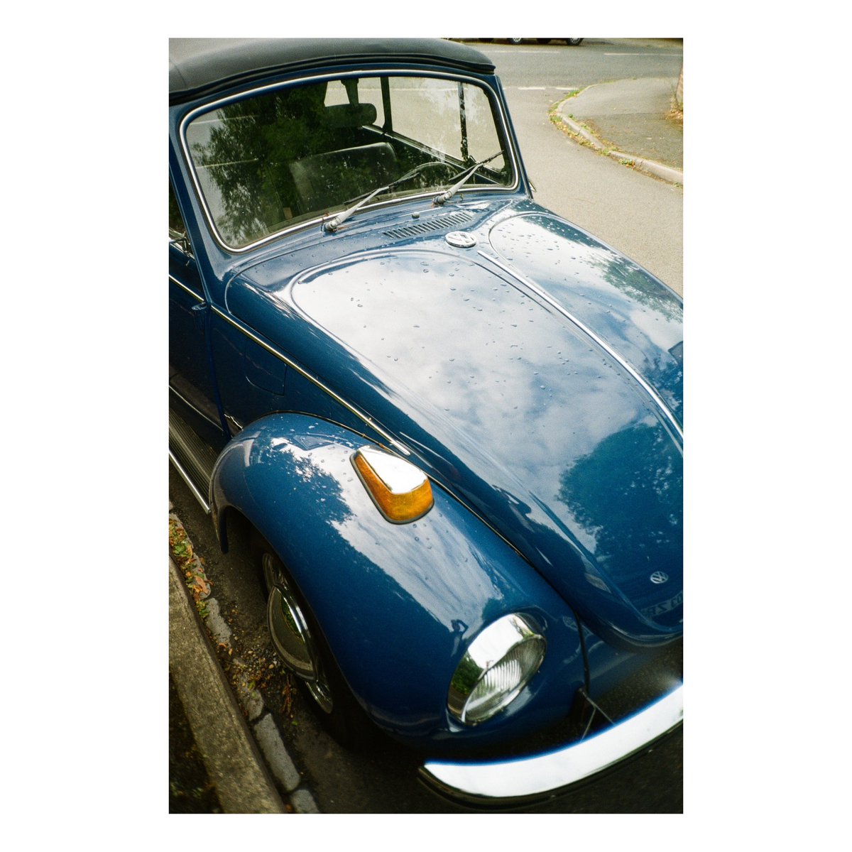 nickdemarco_'s tweet image. VW Beetle Classic 
Jenoptik JC15 AF. Kodak Gold, July 2024

No.13 in my compact  35mm point &amp;amp; shoot film project - the elusive German Jenoptik, made by the old GDR Zeiss Jena co.

From my blog review here: rangefinderchronicles.blogspot.com/2025/12/the-co…

#filmphotography #jena #compactcamera