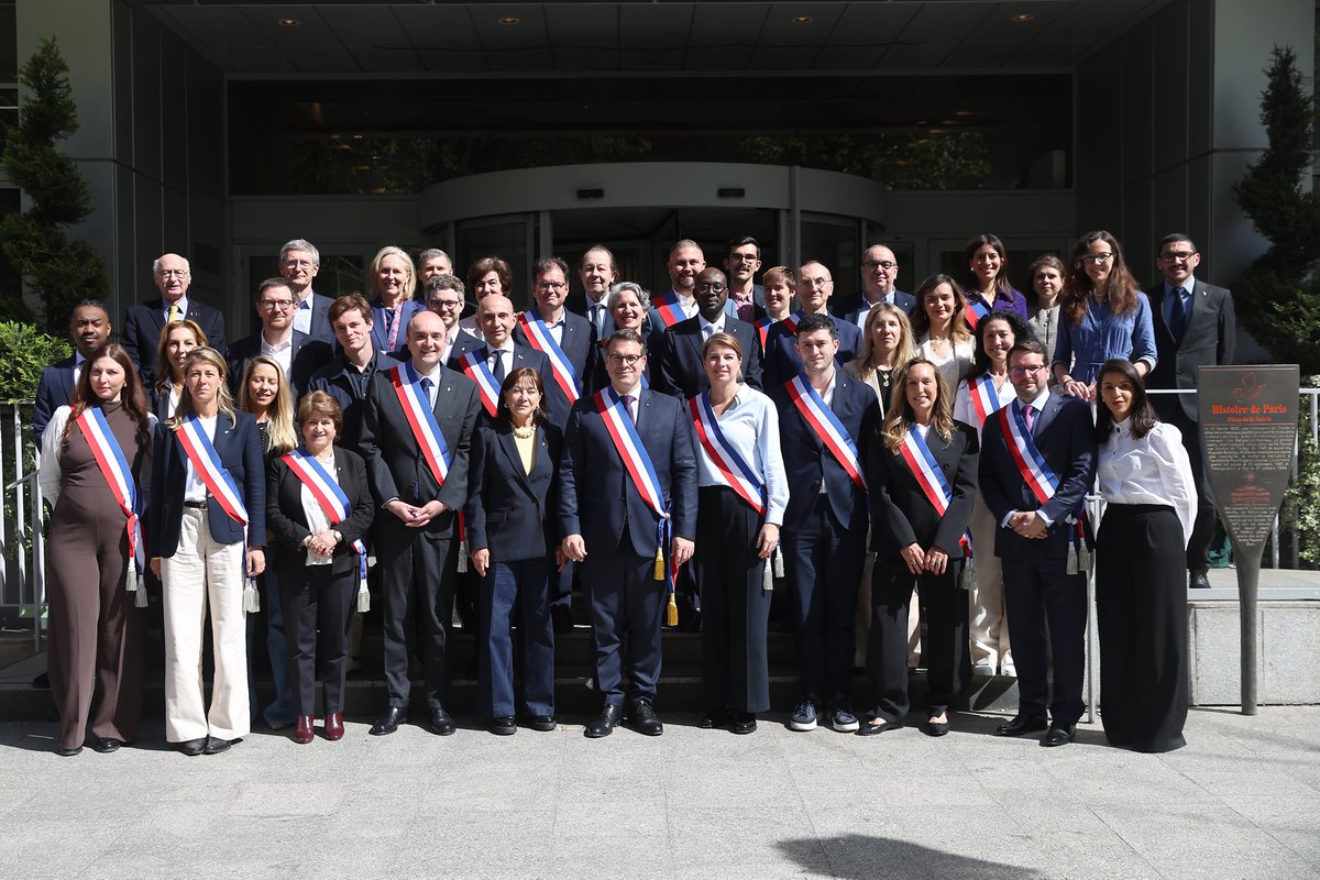 Mairie17's tweet image. Une nouvelle équipe municipale est désormais en place à #Paris17 ! 🇫🇷

👤 Découvrez les visages et les délégations sur : mairie17.paris.fr/municipalite.

#Municipalité #Engagement #VieLocale