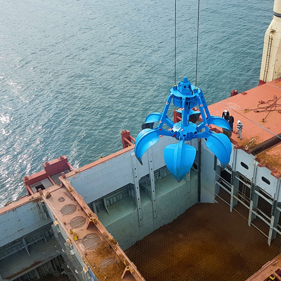 #GUVEN®️ introduces a battery-operated, #remotecontrolled #orangepeel #grab — engineered for efficient handling of soft, loose, and irregular bulk materials.