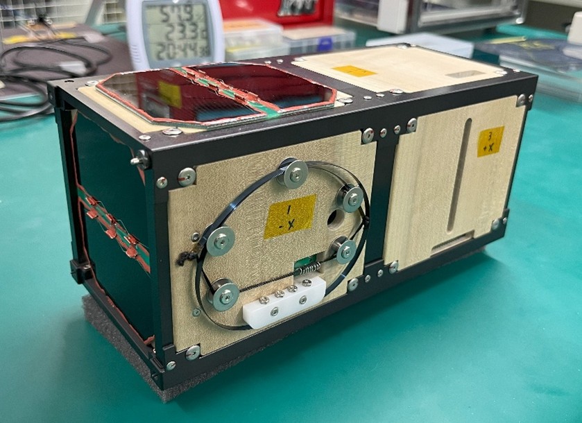 lignosat's tweet photo. 木造人工衛星開発中！
当研究室では、宇宙空間で木材がどう振る舞うかを本気で調べています。

ひずみ、温度変化、地磁気透過性…

など、実際に宇宙でデータを取るミッションです✨

木材は再生可能なサステナブル素材。
宇宙開発の未来を変える可能性を秘めています！ https://t.co/WqCv8QJr4n