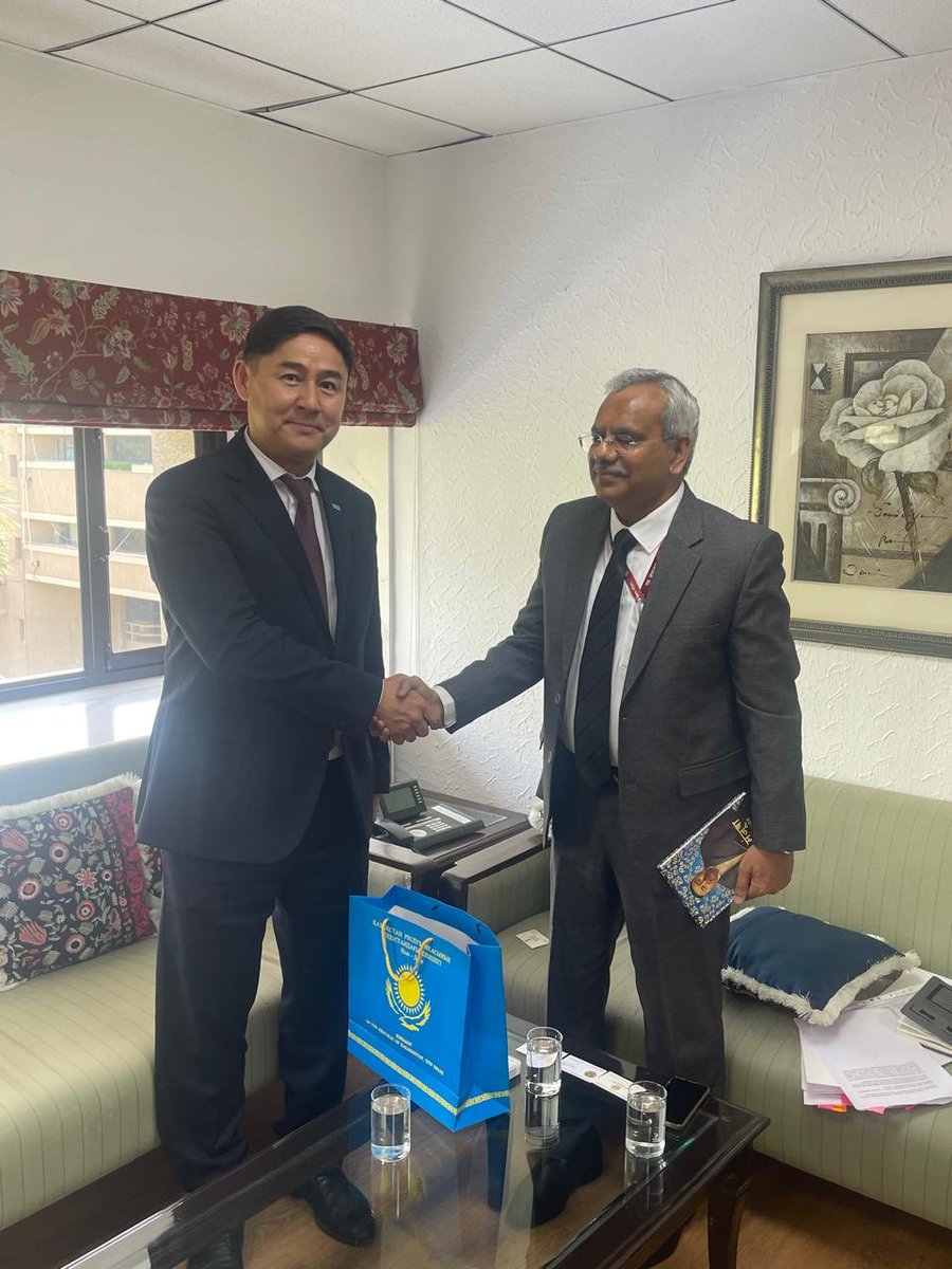 🇰🇿🇮🇳 Ambassador of Kazakhstan Azamat Yesskarayev met with India’s Additional Secretary of Civil Aviation Puneet Kansal.
Air connectivity, passenger traffic, and tourism development were discussed. 
Both sides reaffirmed their readiness to strengthen cooperation.