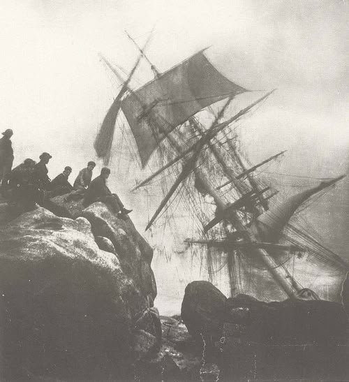 Svanisce il grido sotto nubi grigie,
esige approdo una mendace pace
tra i passi lenti di vecchi erranti.
Su pietre mute che il vento accarezza
resta il disonore, quel nodo mortale
che ride nel battito della tristezza,
mentre il nome è oblio:
scrive un saluto che sembra un addio.
